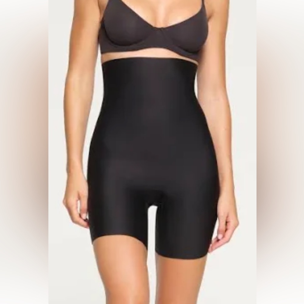 SKIMS High waisted bonded short - Picture 6 of 6
